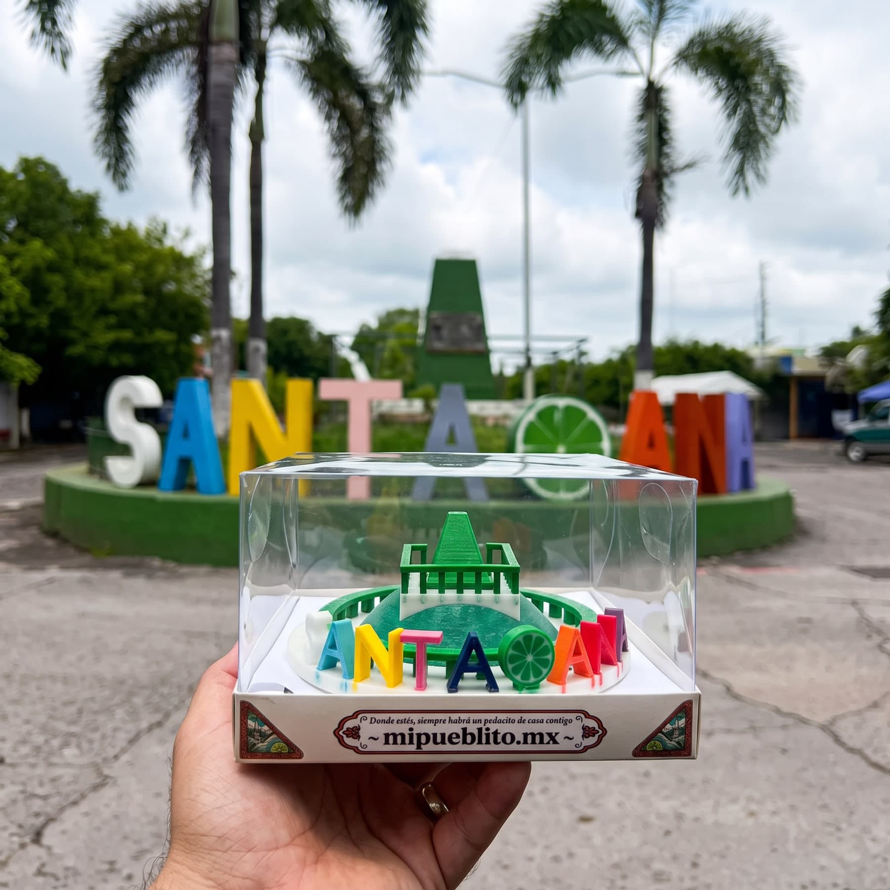 La pieza sostenida frente al monumento y las letras de Santa Ana Amatlán