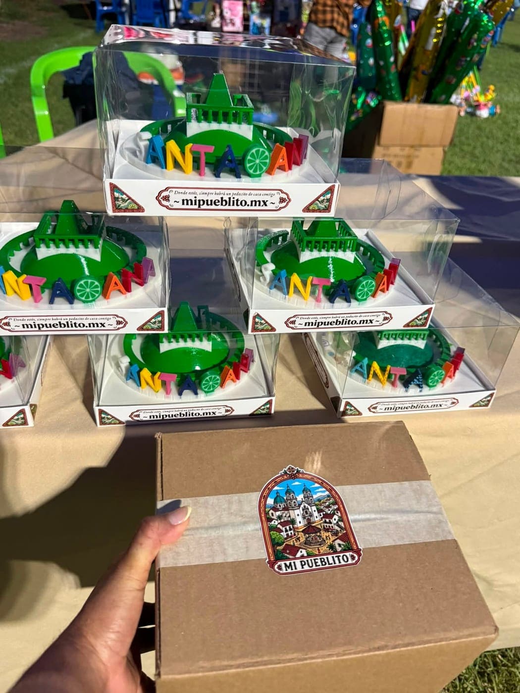 El stand de Mi Pueblito en las fiestas de Santa Ana Amatlán, con las piezas a la venta